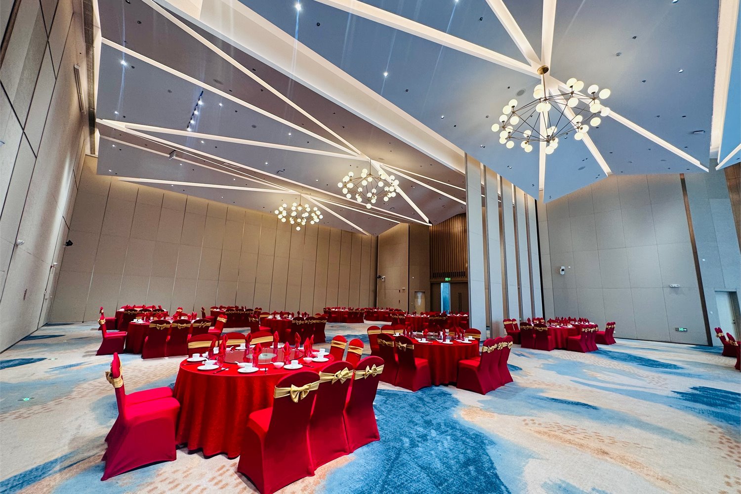 Operable partition wall for hotel ballroom