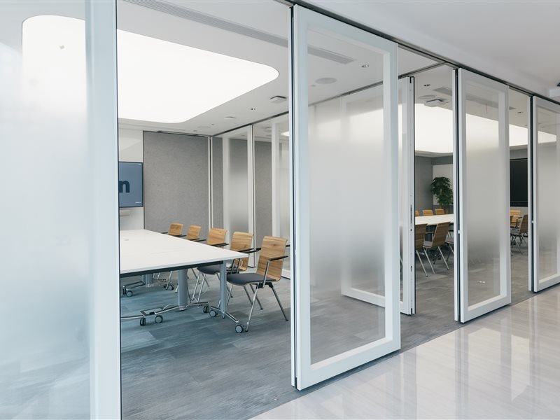 Commercial acoustic movable wall system for public space