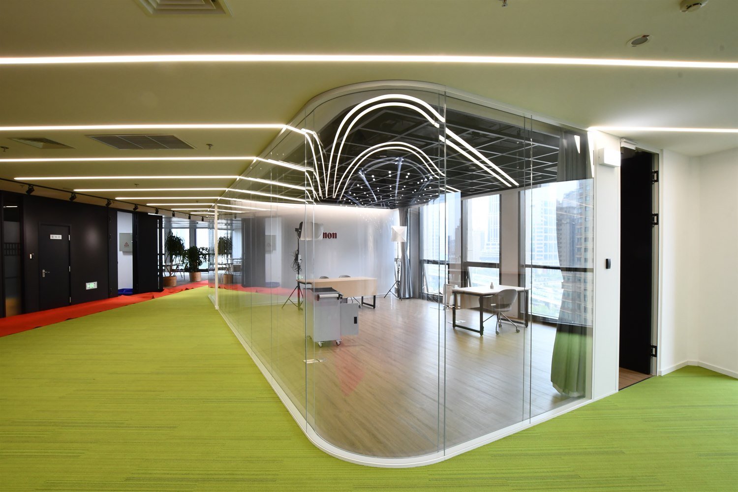Office operable partition wall for Canon China workplace