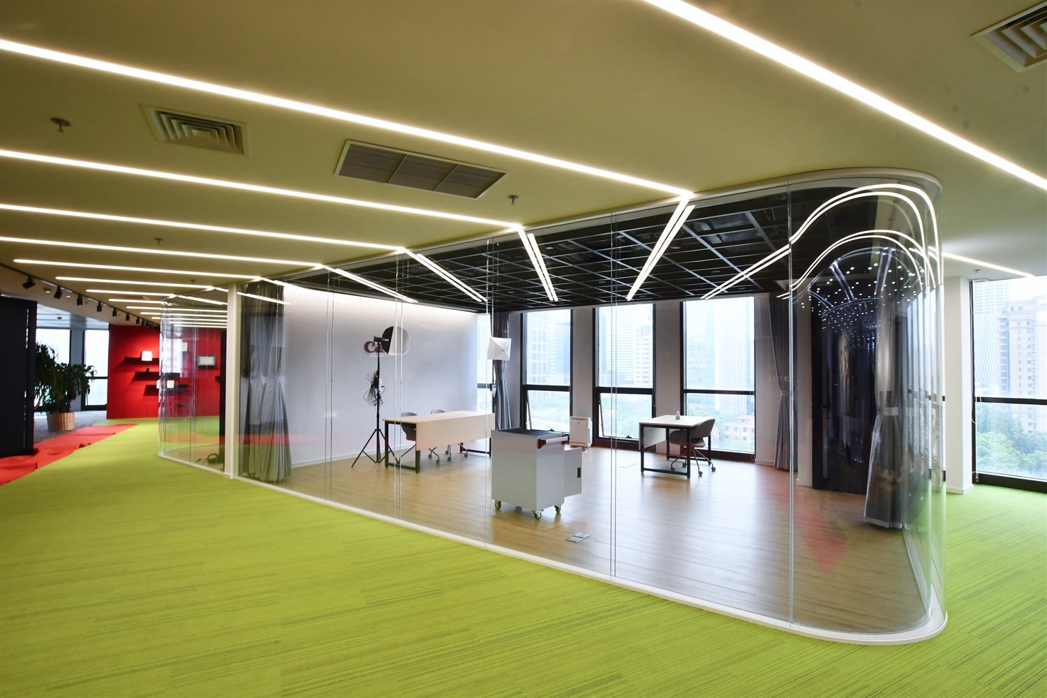 Acoustic movable wall in Canon China office meeting space