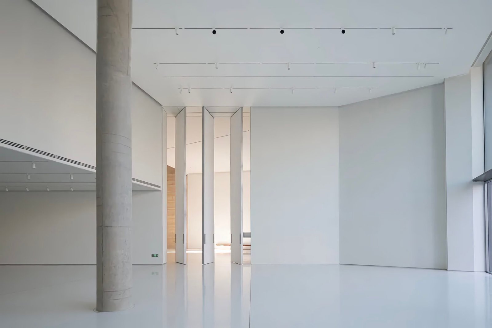 Floor-to-ceiling movable partition wall system for large commercial space