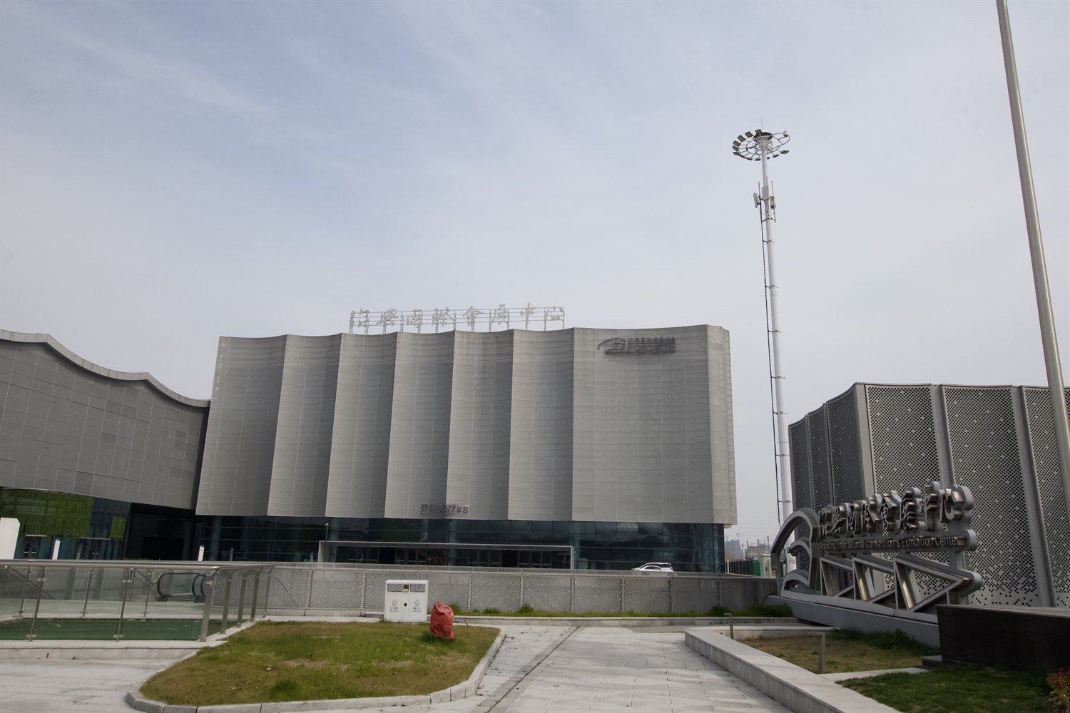 Tall acoustic movable wall installation at Shaoxing Convention Center