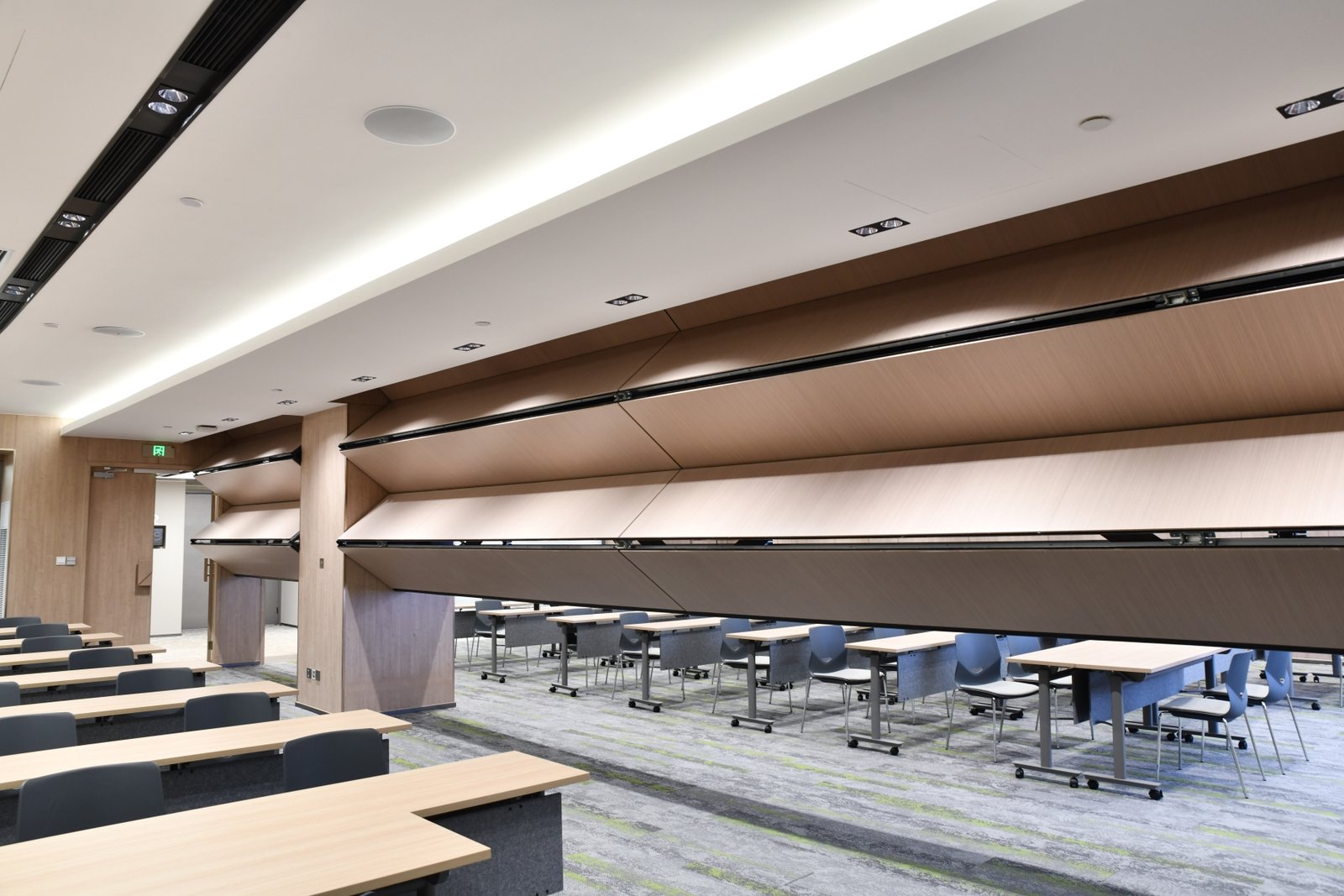 Automatic folding operable wall system for exhibition hall