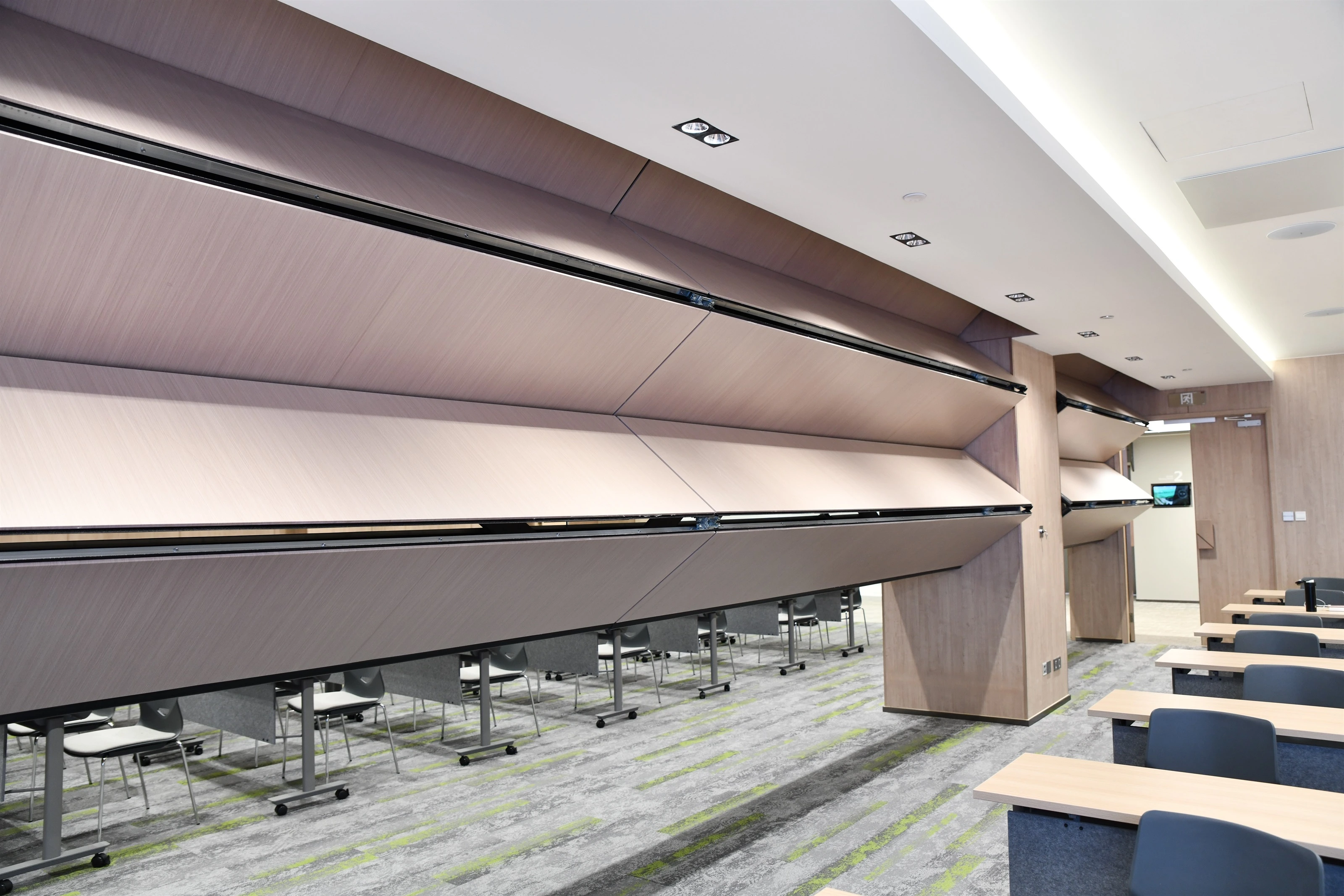 Automatic folding operable wall system for exhibition hall